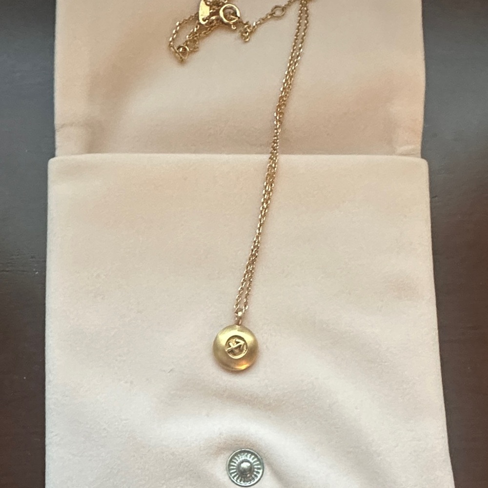 Elegant Gold Pendant Necklace